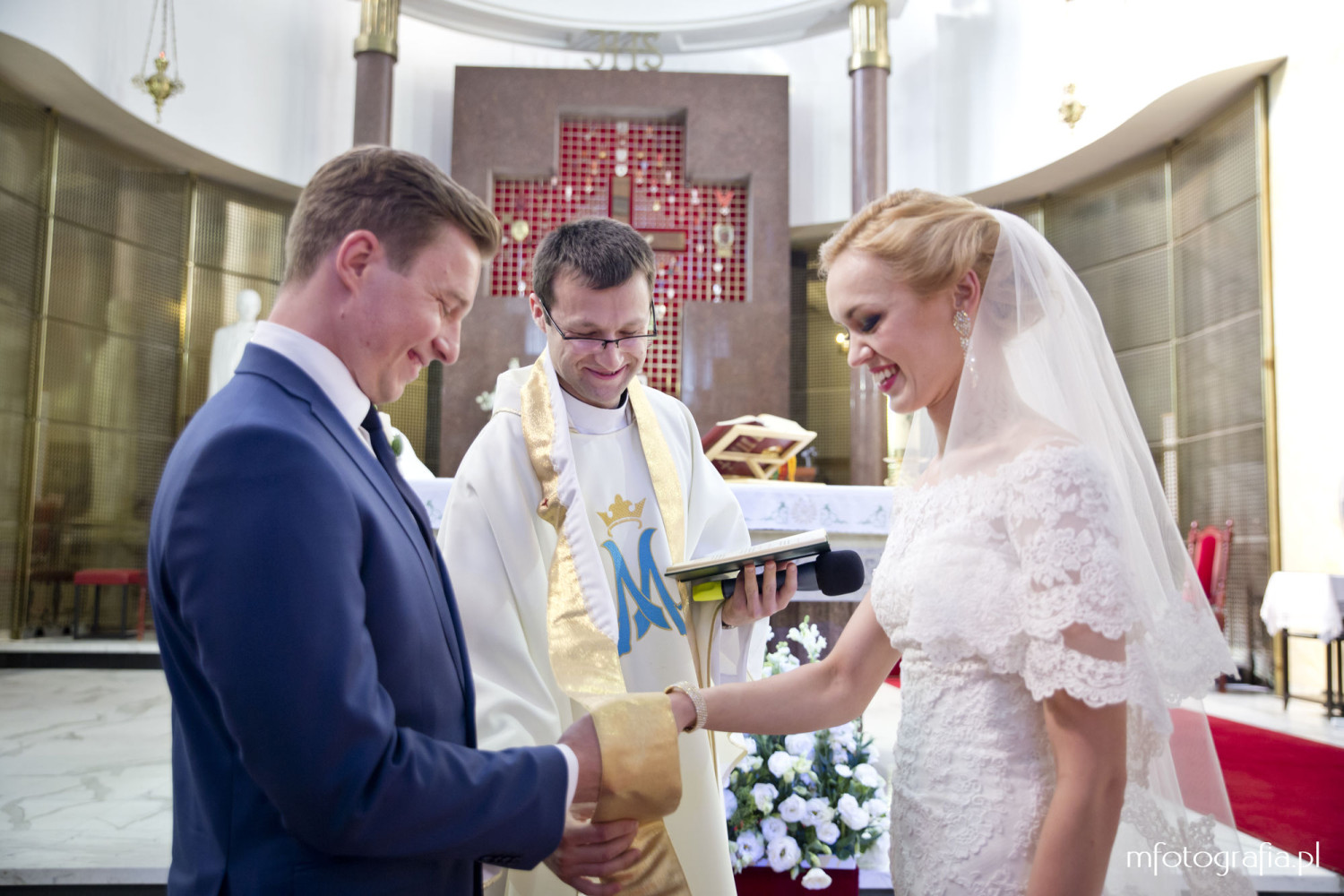 fotografia ślubna - Państwo Młodzi podczas przysięgi